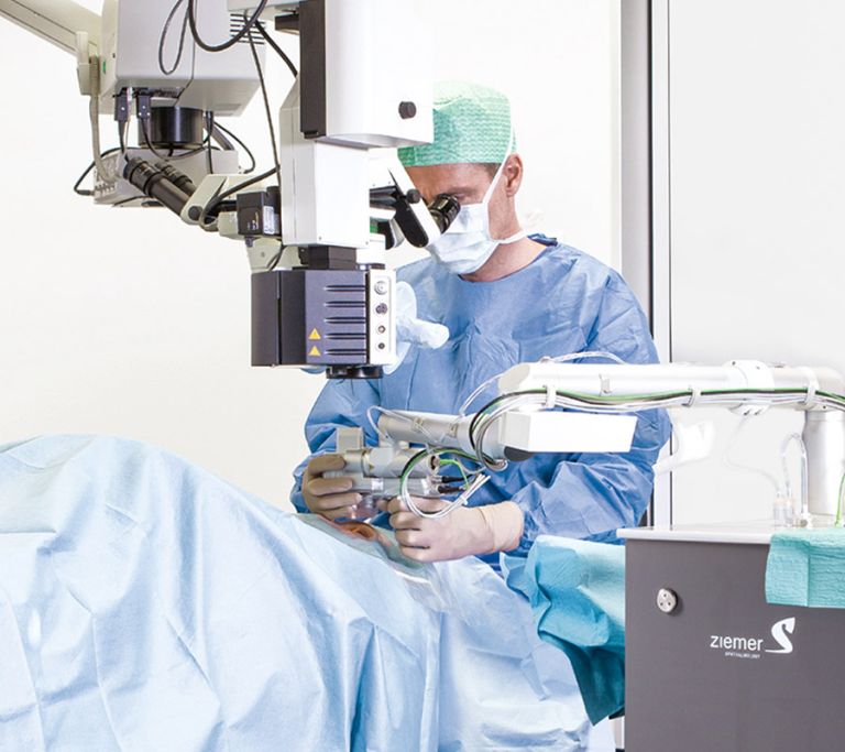Chirurg mit Augenlaser auf der Ziemer Corporate-Website