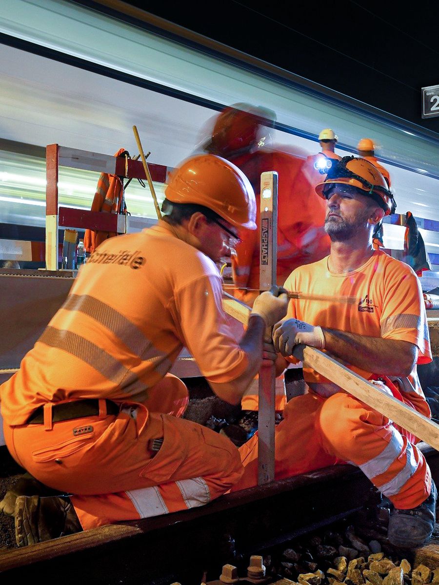 Bild auf der neuen Website mit Männer beim Bahnhofbau